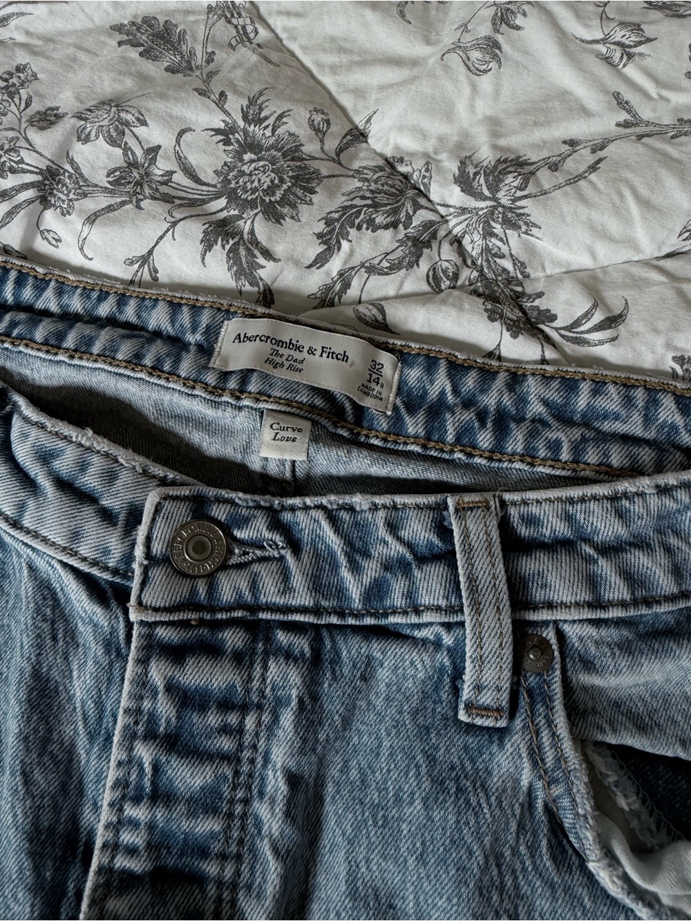 Abercrombie & Fitch Light Wash High-Rise Curve Love Jeans
